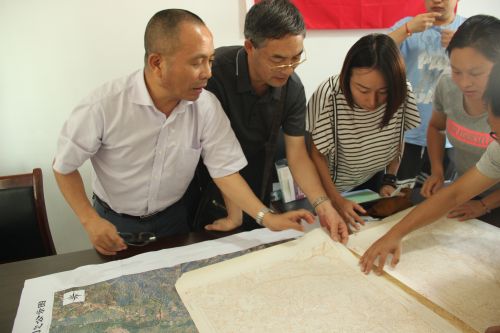 专家组查看大梁子地形遥感图