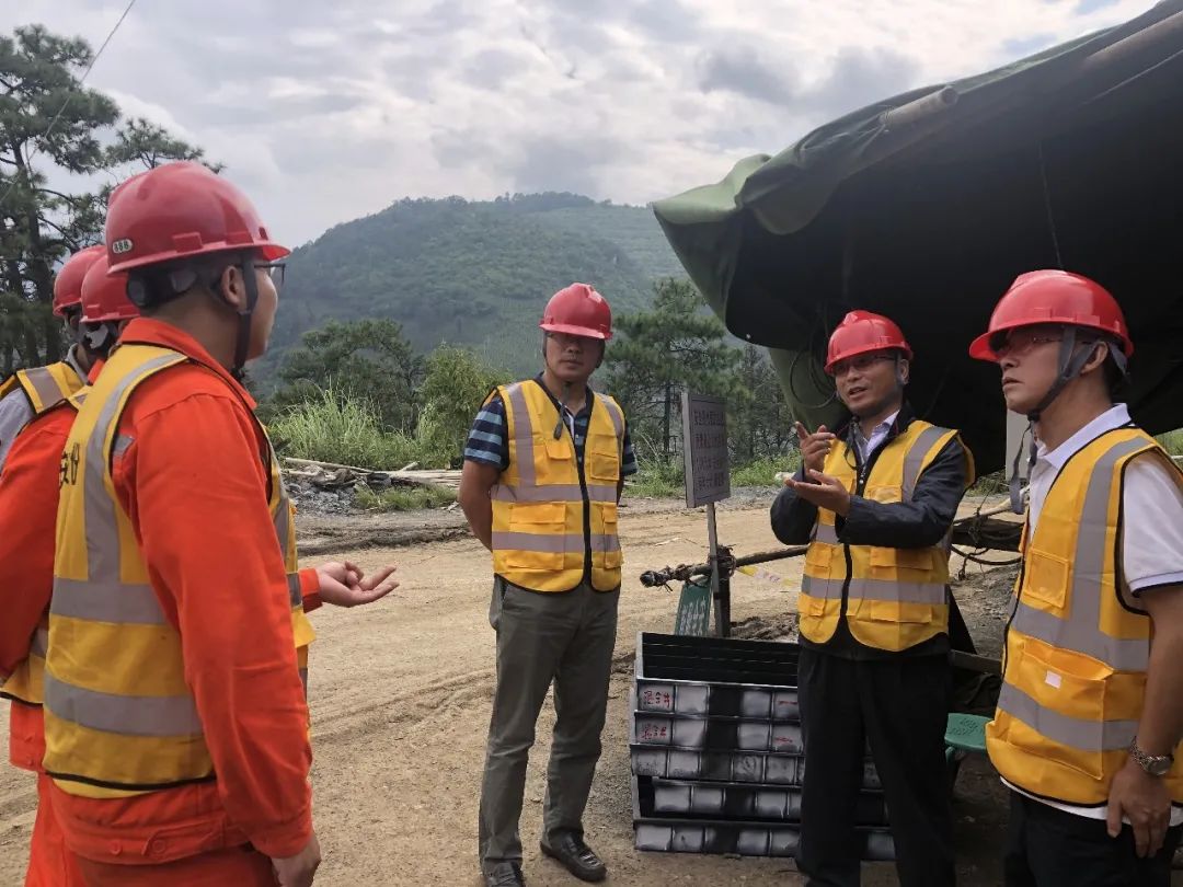 （左起）副队长郭道军、总工田小林、副总工蒋先忠现场指导工作