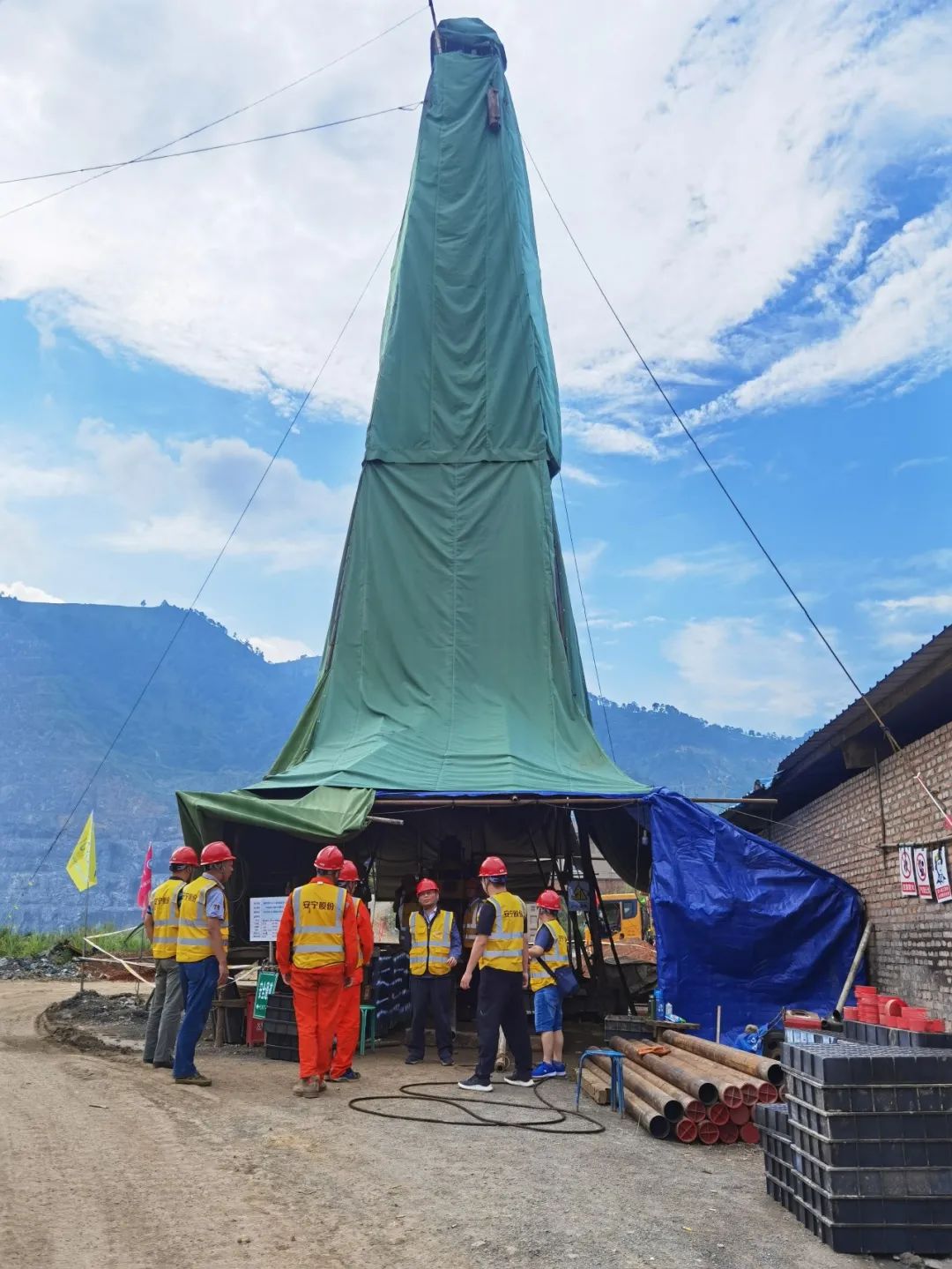 专家组与现场技术人员交流