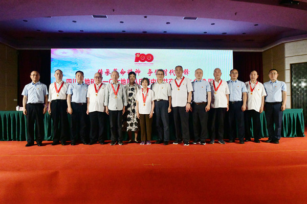 局党委常委、总工李庆阳,局工会主席许蓉惠为106队“光荣在党五十年”老党员代表颁发纪念章_副本 局党委常委、总工李庆阳,局工会主席许蓉惠为106队“光荣在党五十年”老党员代表颁发纪念章_副本