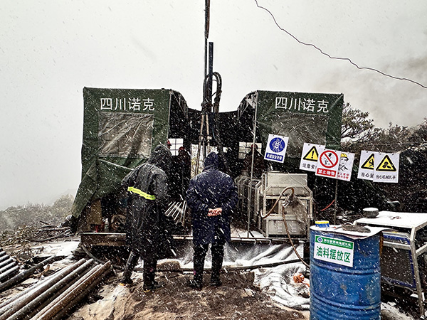 2 工作情况 风雪中施工