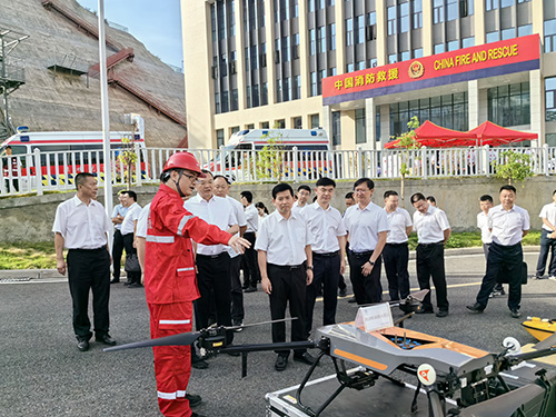 演习开始前，攀枝花市领导了解我队救援设备