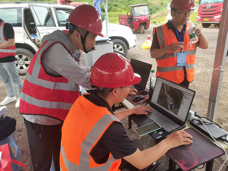 14 调查组和测绘组探讨制作一张图